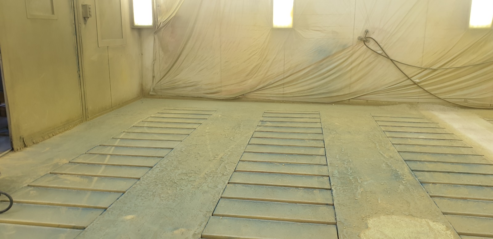 Reinigung von eingetrockneter Farbe in der Lackiererei - Düsseldorf