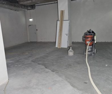 Köln Neumarkt – Betonboden vor und nach Diamantschleifen, Innenbereich