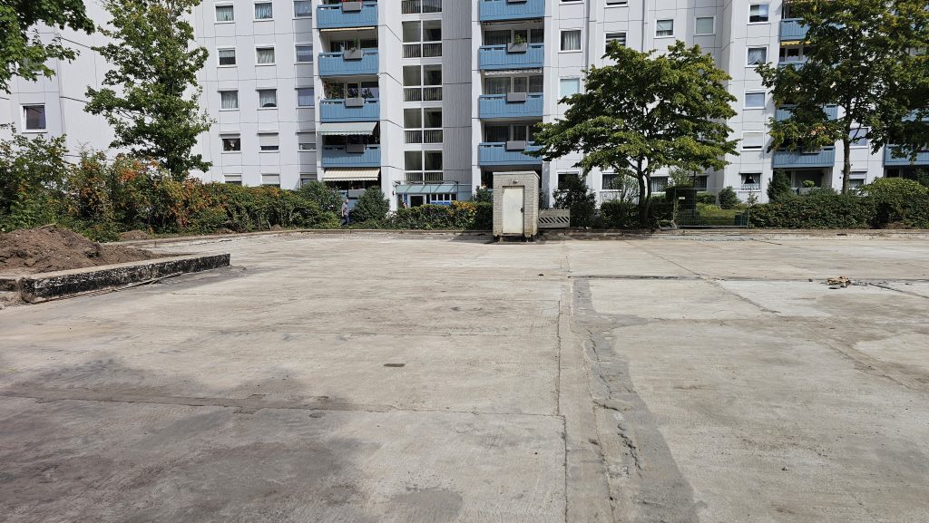 Kugelsstrahlen von Außenbeton in Köln-Porz – vorbereitete Fläche vor Wohngebäuden