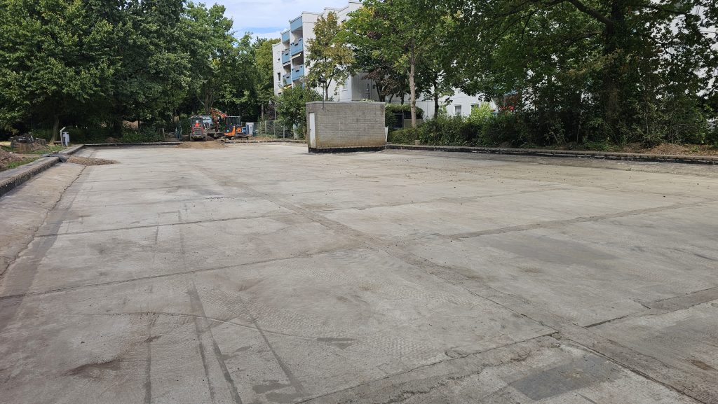 Betonfläche nach Kugelstrahlen mit sichtbarem Bearbeitungsmuster und Randbereichen