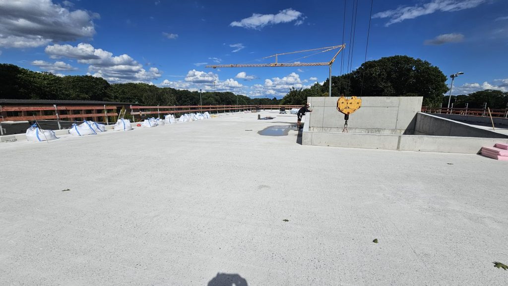 1.900 m² gestrahlter Beton – vorbereitete Dachfläche in Duisburg