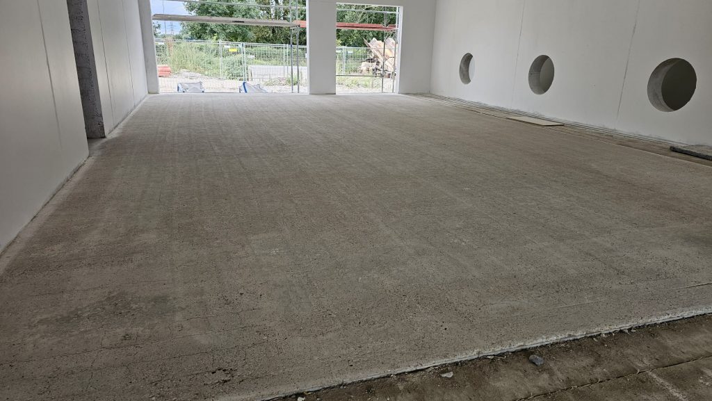 Kugelgestrahlter Betonboden in Mönchengladbach - gleichmäßiges Haftprofil im Innenraum