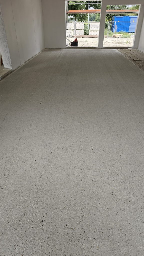 Innenboden nach Kugelstrahlen und Feinschliff - porenoffene Betonoberfläche
