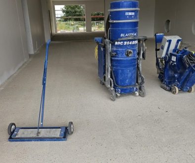 Innenboden nach Kugelstrahlen und Feinschliff – porenoffene Betonoberfläche