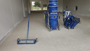 Innenboden nach Kugelstrahlen und Feinschliff – porenoffene Betonoberfläche