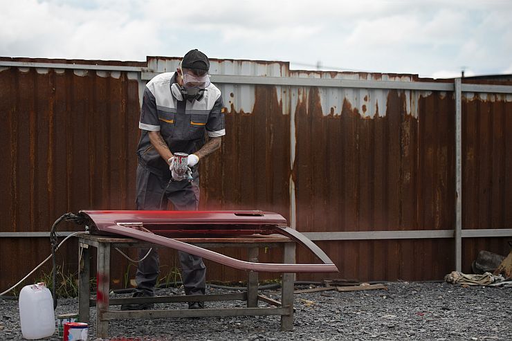 Stahloberfläche geschützt vor Korrosion – wirksame Methoden wie Antikorrosionsfarben, Zinkbeschichtungen, chemische Imprägnierungen und Pulverbeschichtungen.